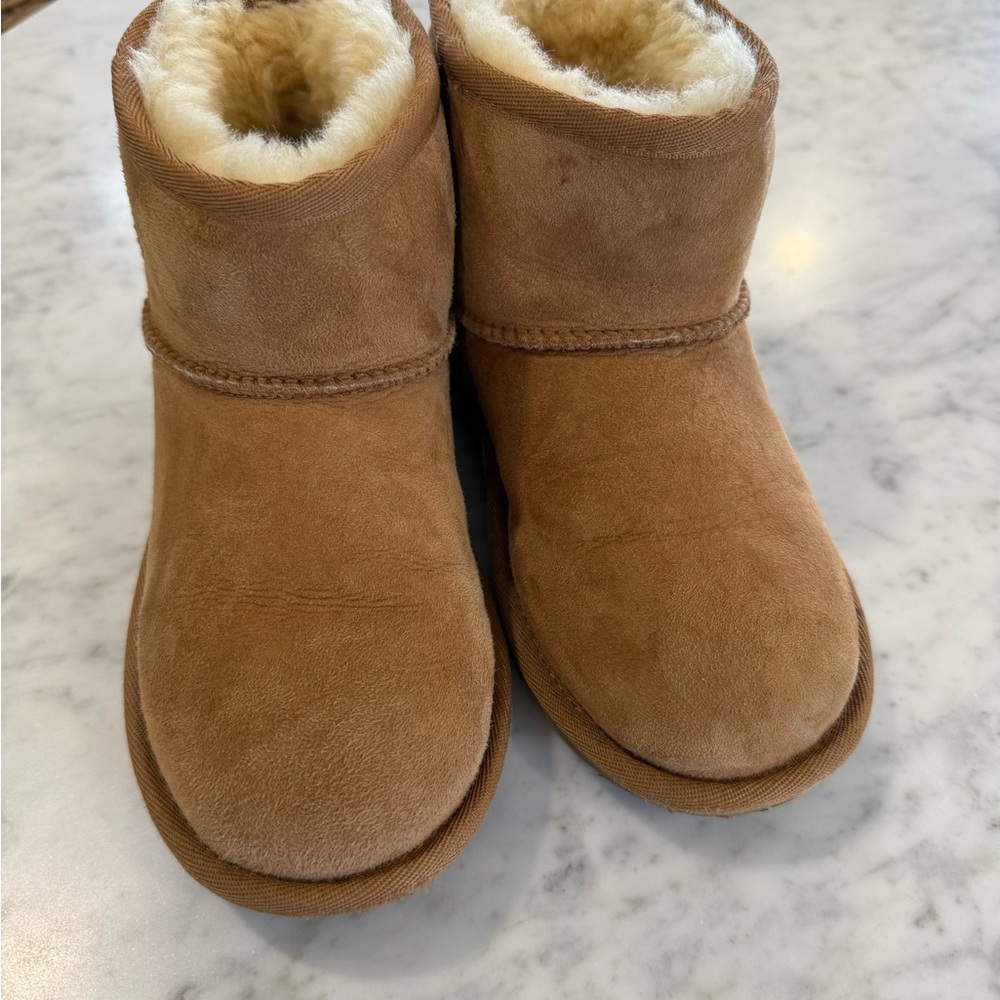 UGG Kids Classic Mini VGUC